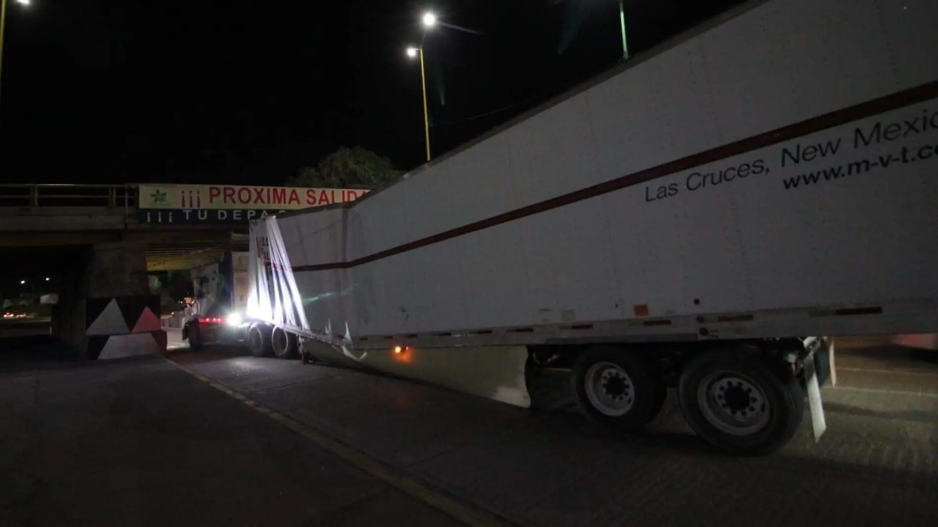 Trailer procedente de Nuevo México se accidentó ewn SLP